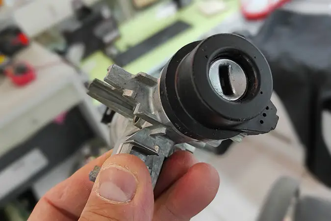 Kontak tamiri anahtar sıkıştı dönmüyor arızasını araç başında kısa sürede garantili tamir ediyoruz.